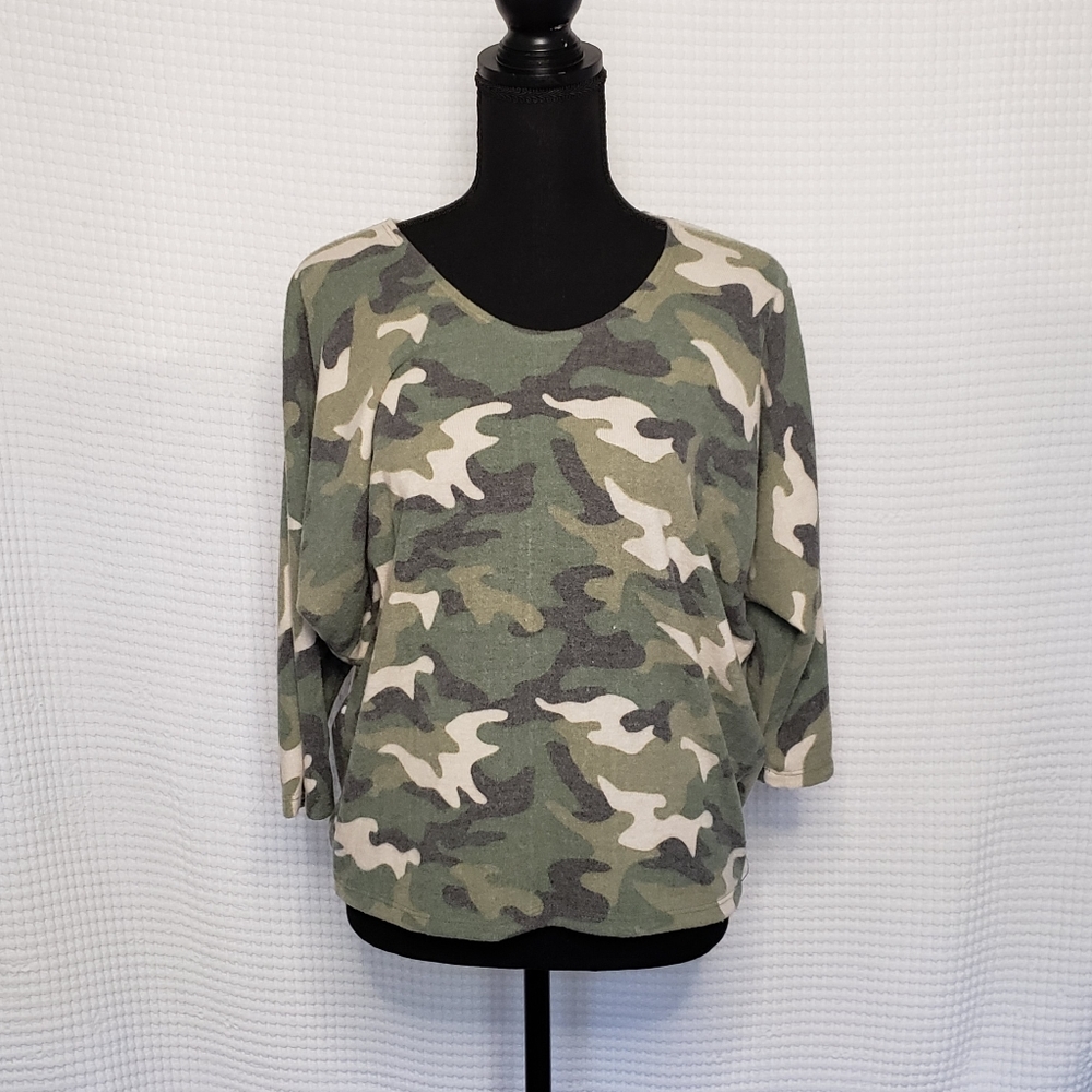 🆕 Kim & Cami Light Fleece Camo Sweater